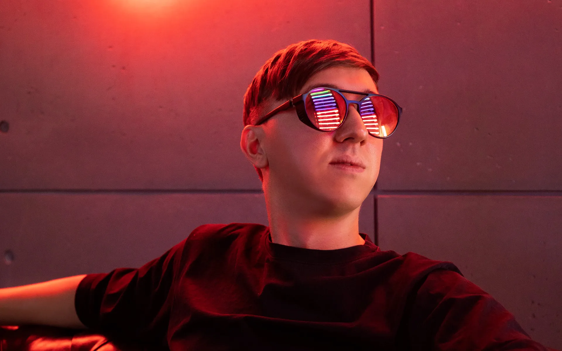 Christopher mit leuchtender Brille im roten Licht