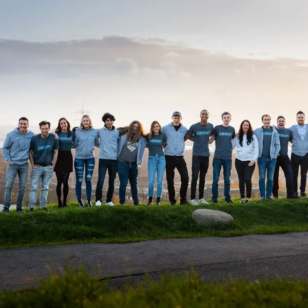 Das Team von Raidboxes auf einer Wiese